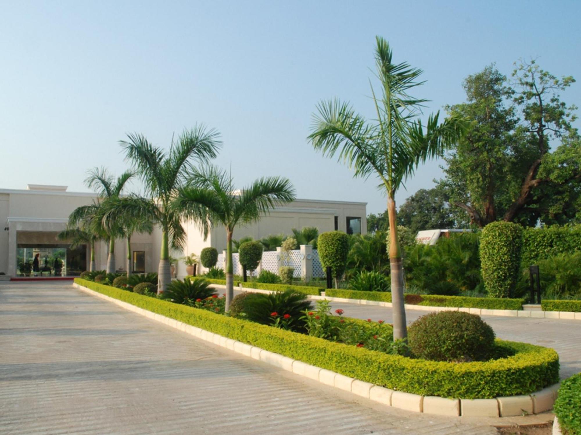 מלון קג'ורהו The Lalit Temple View מראה חיצוני תמונה